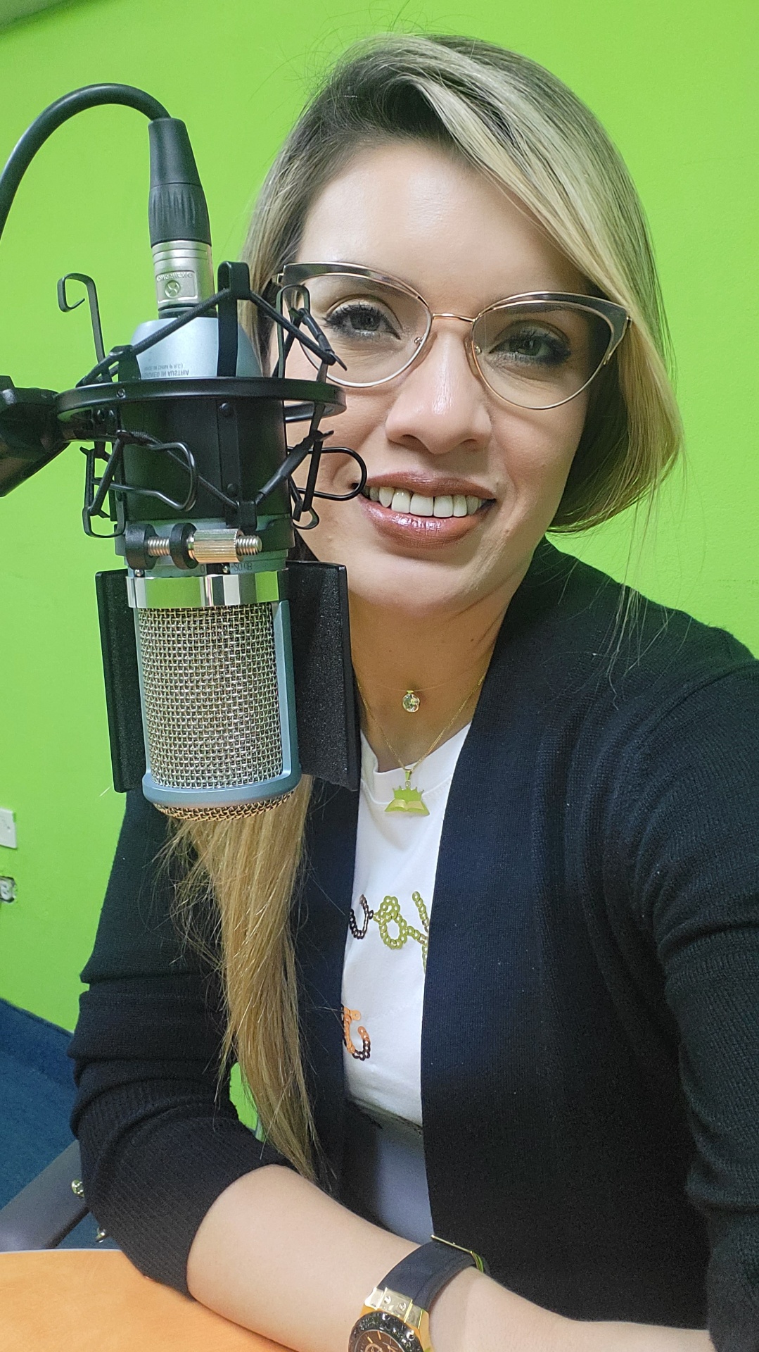 Pastora Cielo Mar frente al micrófono en su programa radial Principios del Reino