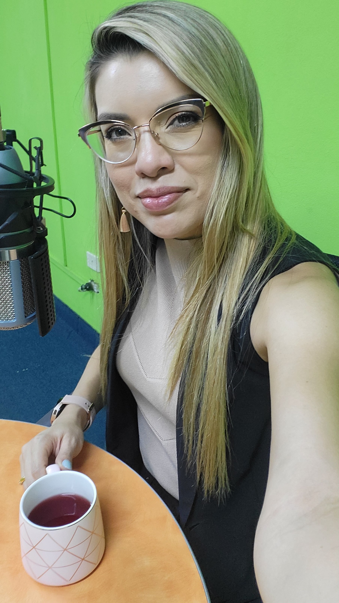 Pastora Cielo Mar en cabina de radio durante la transmisión de Principios del Reino